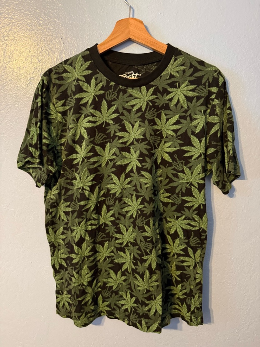 Graphic Weeds Leaf-Print Men’s T-Shirt - Black & Green